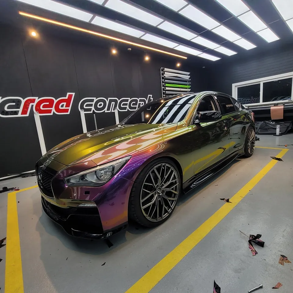 Infiniti Q50のカーラッピング事例|宇宙のような輝き 施工写真 2-2