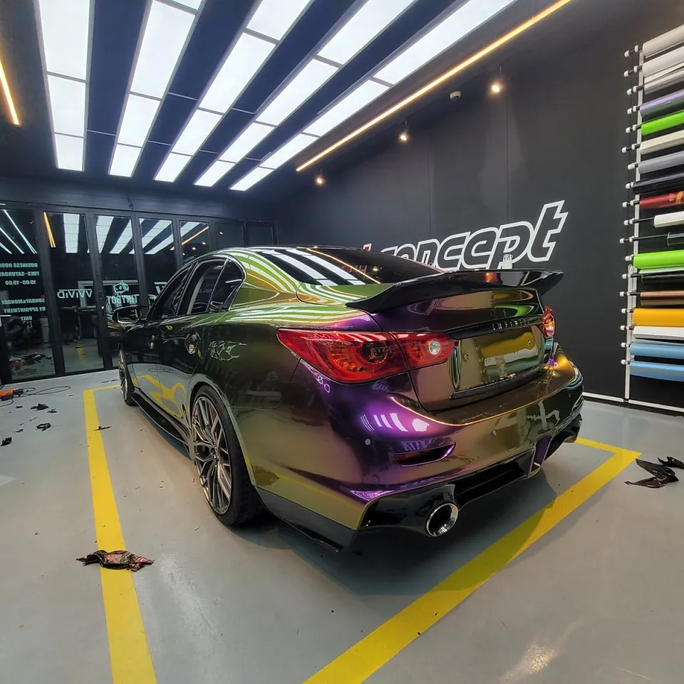 Infiniti Q50のカーラッピング事例|宇宙のような輝き 施工写真 3-2