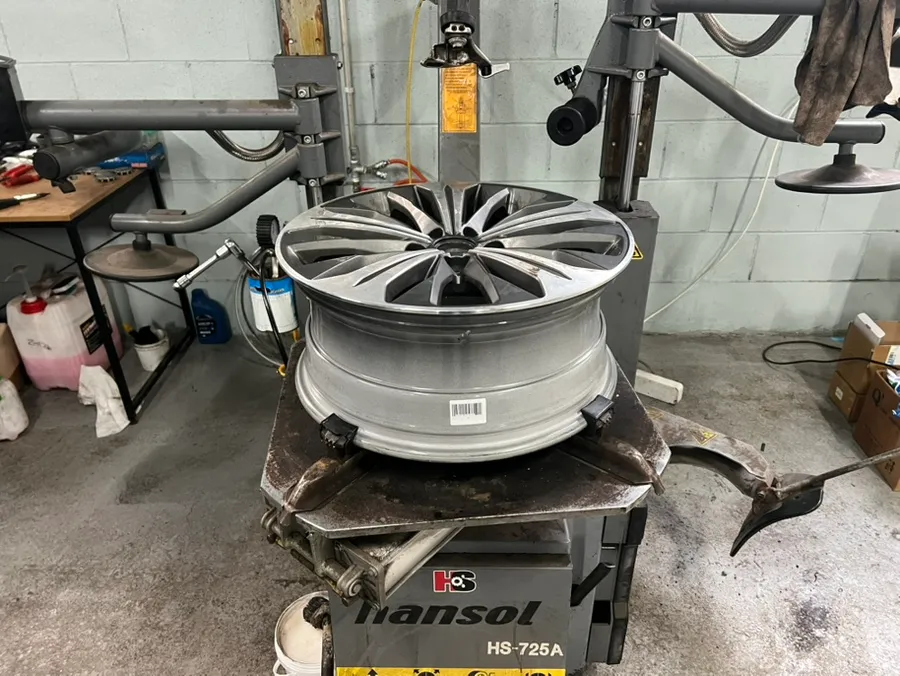 Kia K8 wheel repair - Kia K8 Wheel Repair & Painting Review - Pristine Finish photo 4