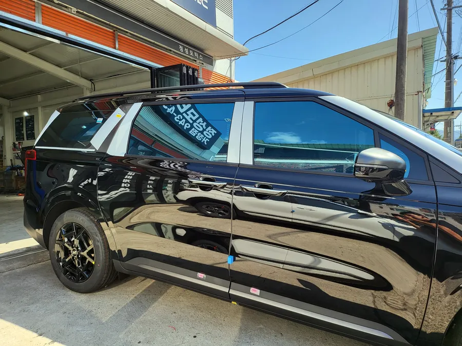 Kia Carnival KA4のカーフィルム施工事例|費用目安・仕上がり 施工写真 1-2