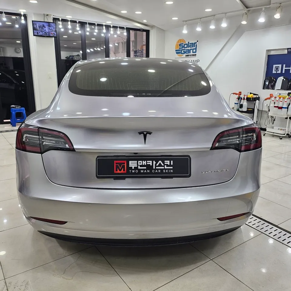 Tesla Model 3のカーラッピング事例|GTシルバー再施工 施工写真 1-2