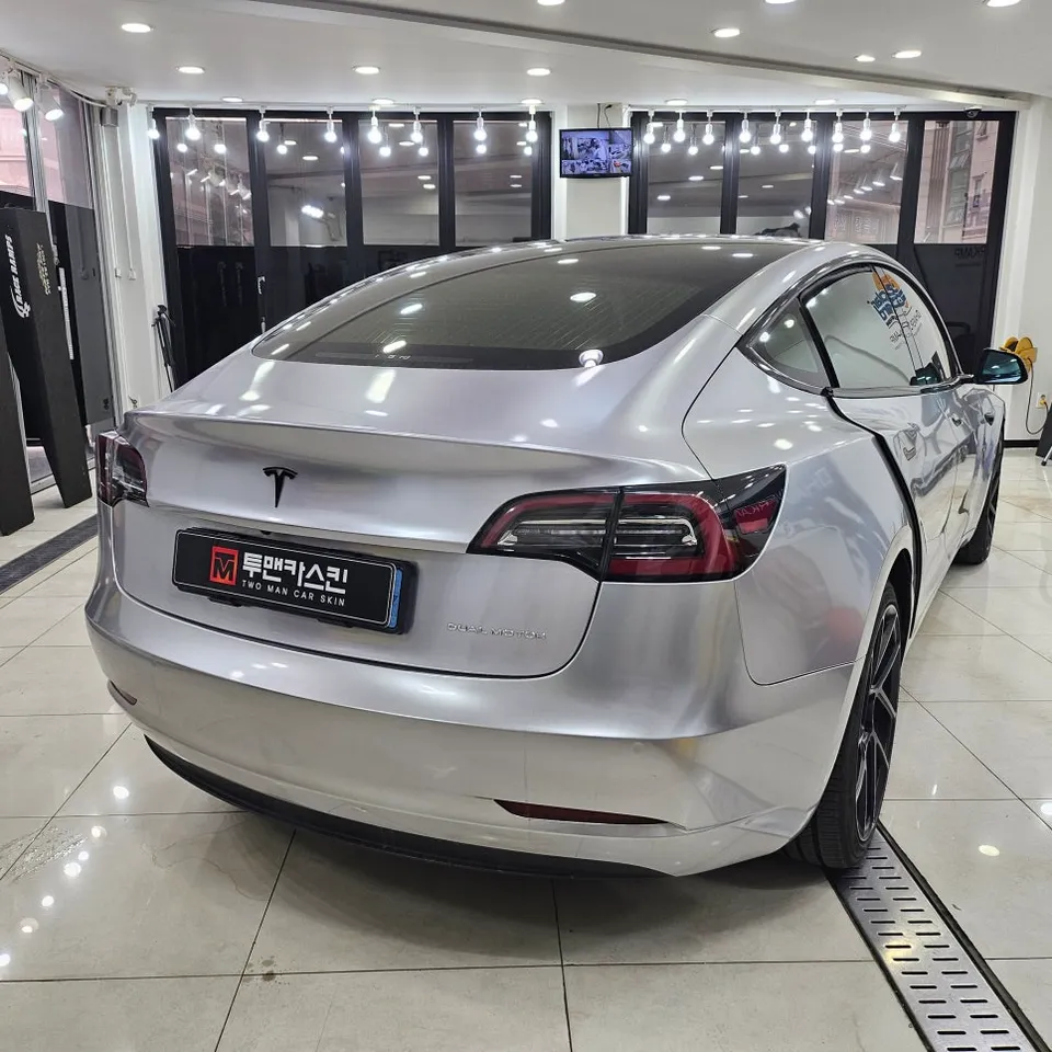 Tesla Model 3のカーラッピング事例|GTシルバー再施工 施工写真 2-2