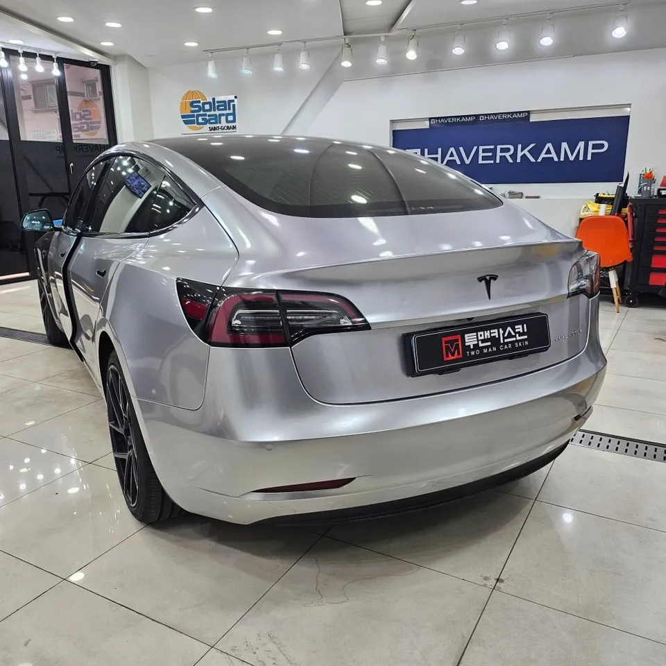 Tesla Model 3のカーラッピング事例|GTシルバー再施工 施工写真 3-2
