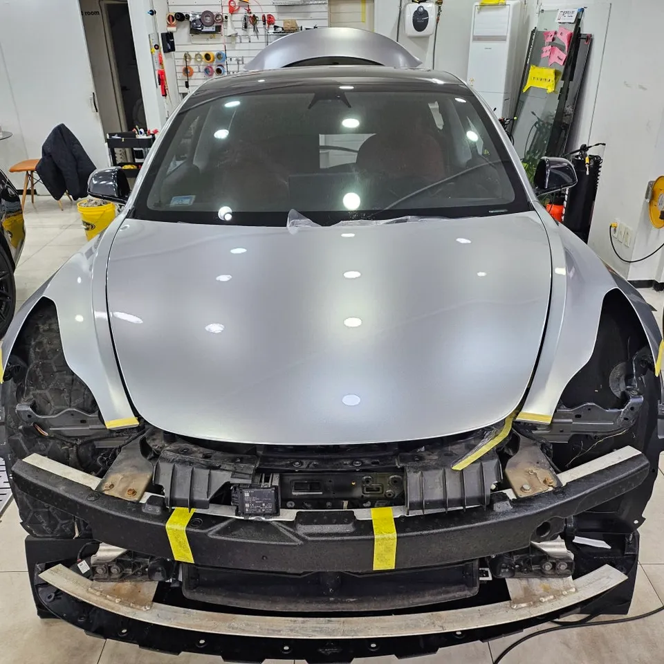 Tesla Model 3のカーラッピング事例|GTシルバー再施工 施工写真 2-3
