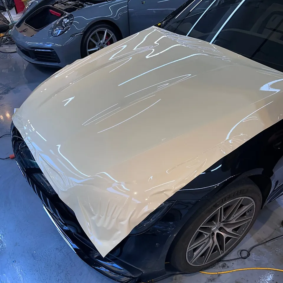 Mercedes-Benz AMG GTのカーラッピング事例:アイボリーホワイト 施工写真 1-3