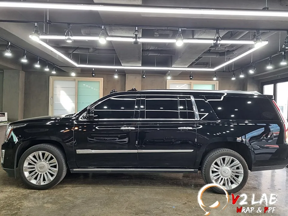 Cadillac Escaladeのカーラッピング事例｜クローム除去で変身 施工写真 1-1