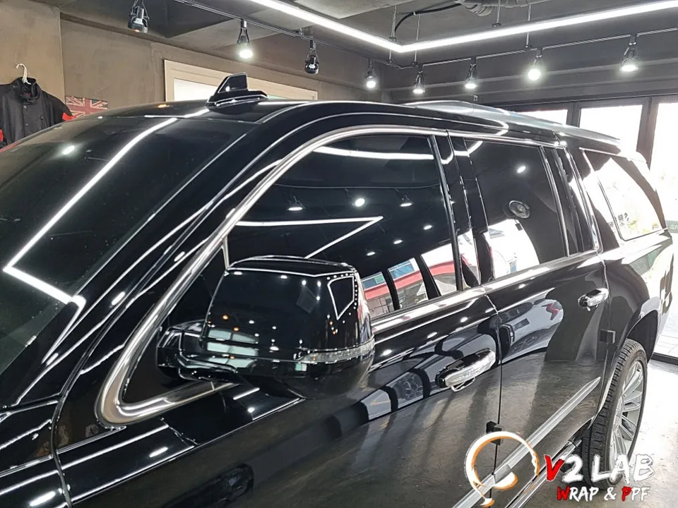 Cadillac Escaladeのカーラッピング事例｜クローム除去で変身 施工写真 2-1