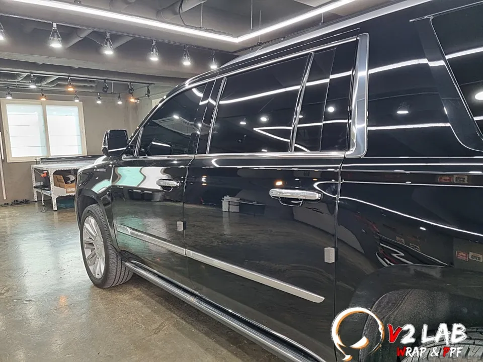 Cadillac Escaladeのカーラッピング事例｜クローム除去で変身 施工写真 3-1