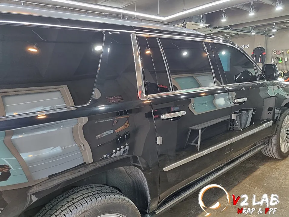 Cadillac Escaladeのカーラッピング事例｜クローム除去で変身 施工写真 1-2