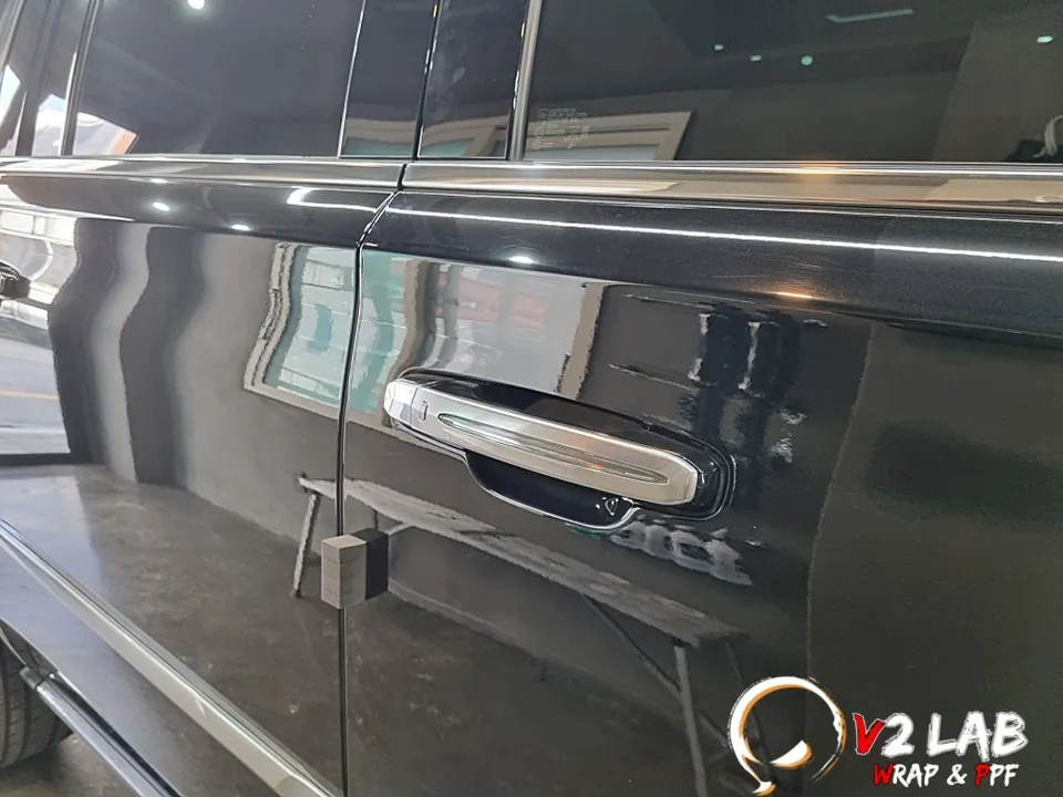 Cadillac Escaladeのカーラッピング事例｜クローム除去で変身 施工写真 2-2