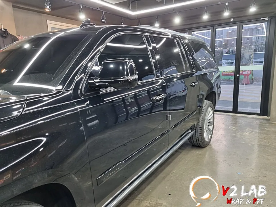 Cadillac Escaladeのカーラッピング事例｜クローム除去で変身 施工写真 1-3