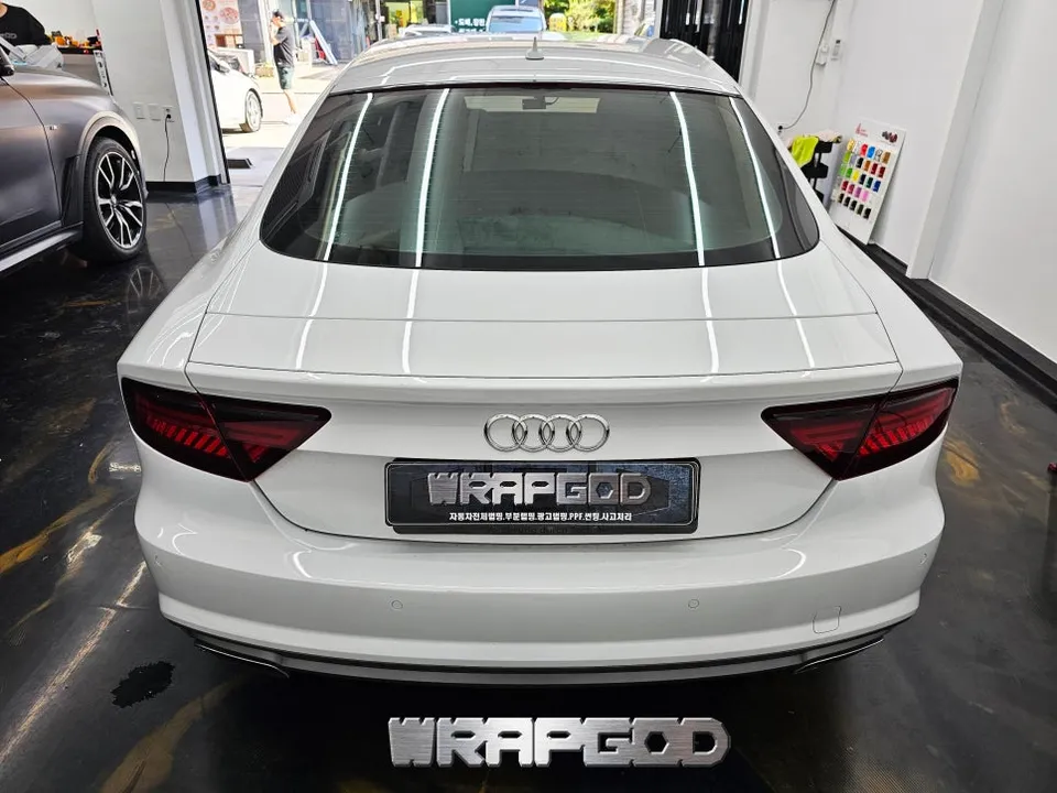 Audi A7のカーラッピング事例|3Mグロスブラックで高級感をプラス 施工写真 1-2