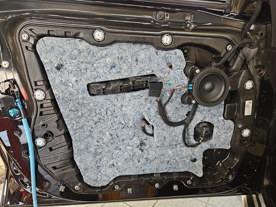BMW X7 car audio - BMW X7 Speaker Upgrade Review: AVI BM 100 Sound photo 4