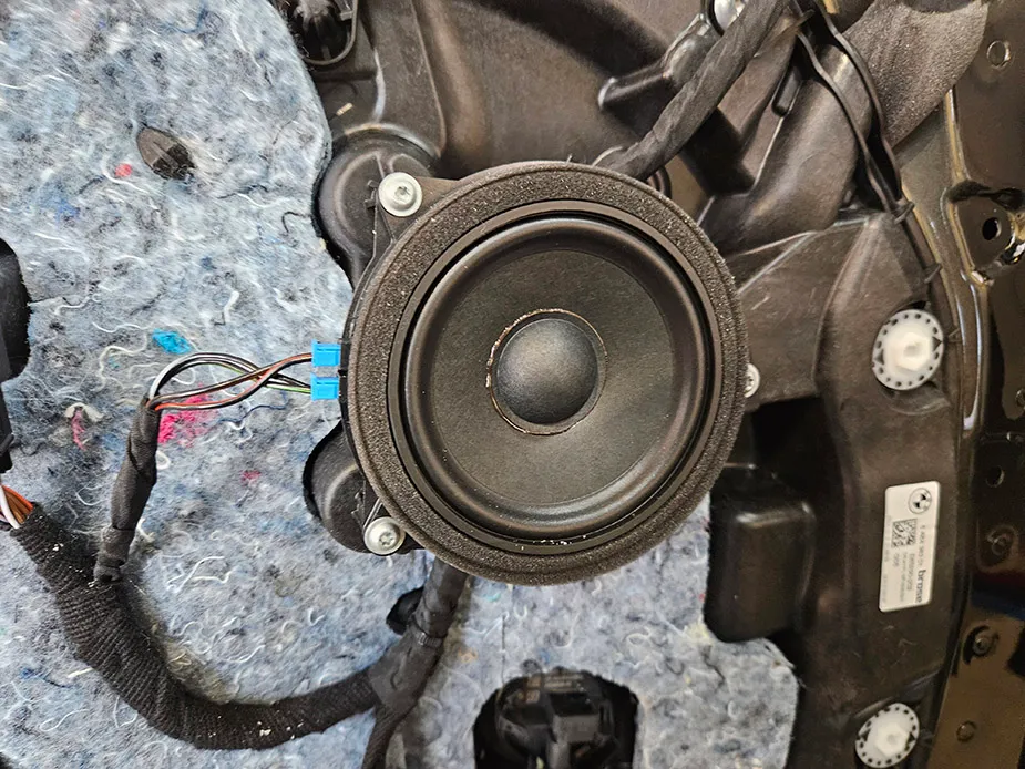 BMW X7 car audio - BMW X7 Speaker Upgrade Review: AVI BM 100 Sound photo 5