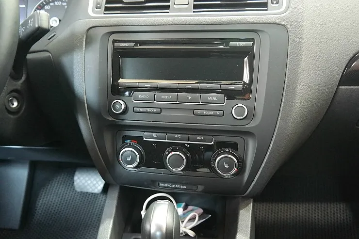 Volkswagen Jetta car audio - Volkswagen Jetta RCD330 Audio Upgrade Review photo 3
