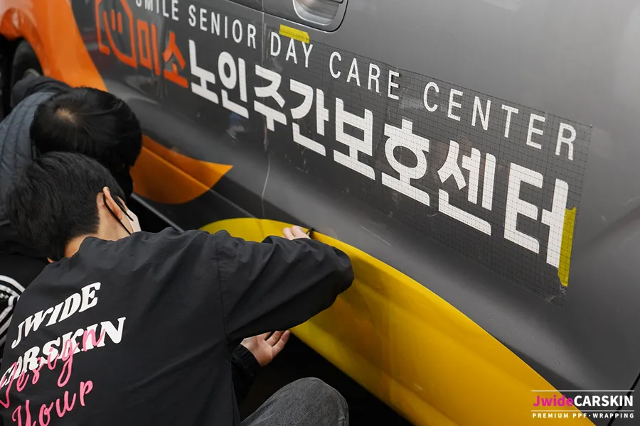 Hyundai Starexのカーラッピング事例|費用目安・仕上がり 施工写真 2-2