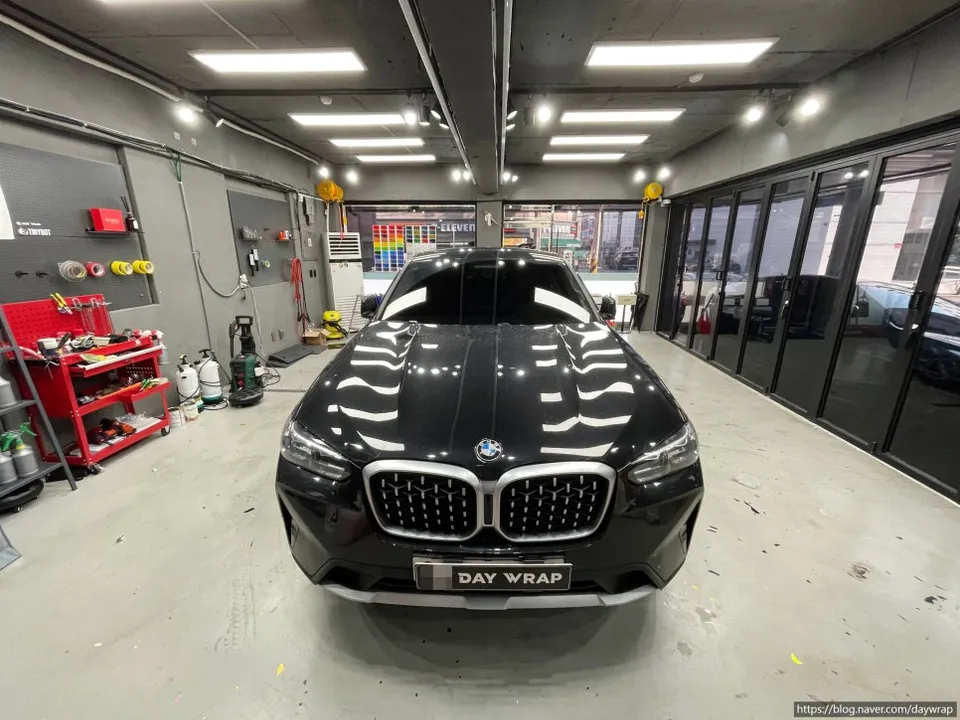 BMW X4のカーラッピング事例｜クロームパーツのブラックアウト 施工写真 1-2