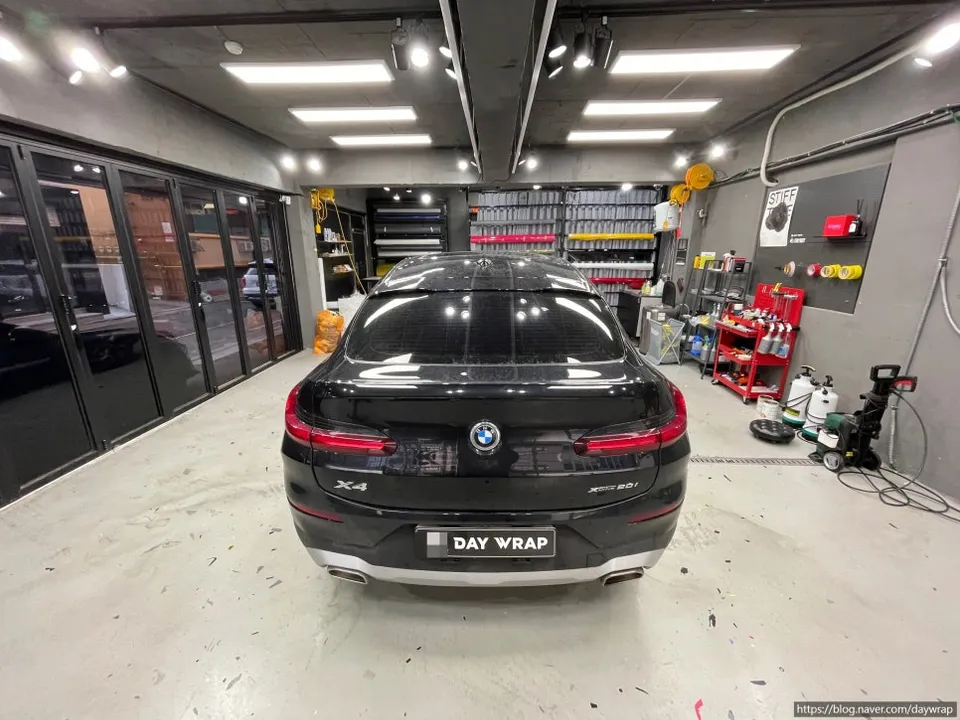 BMW X4のカーラッピング事例｜クロームパーツのブラックアウト 施工写真 2-2