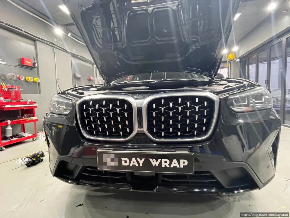 BMW X4のカーラッピング事例｜クロームパーツのブラックアウト 施工写真 3-2
