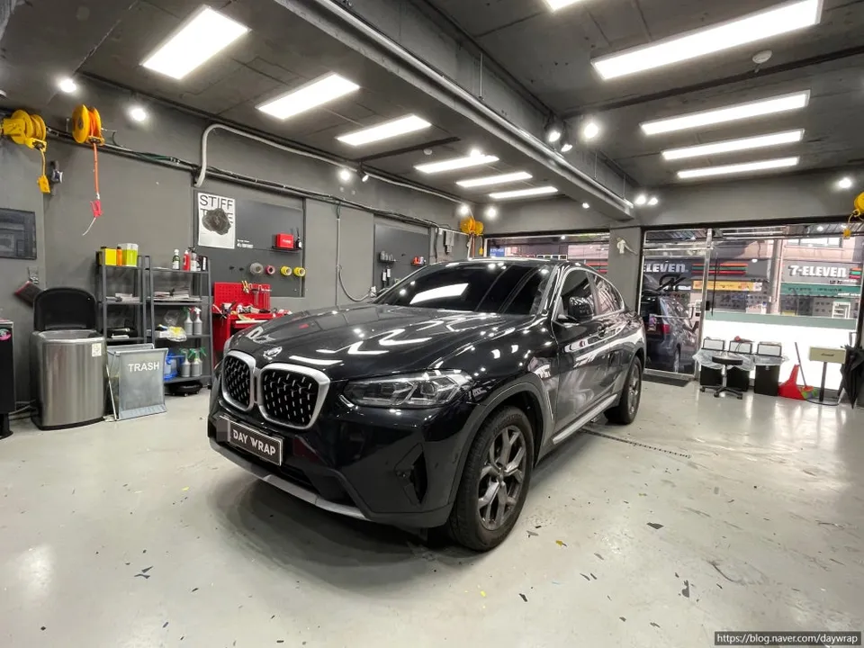 BMW X4のカーラッピング事例｜クロームパーツのブラックアウト 施工写真 1-3