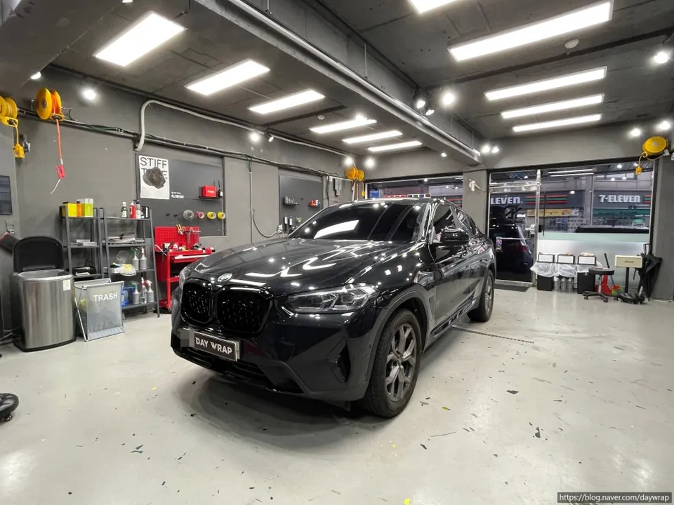 BMW X4のカーラッピング事例｜クロームパーツのブラックアウト 施工写真 2-3