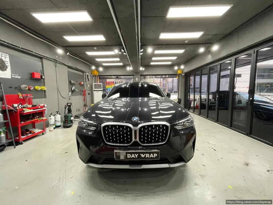 BMW X4のカーラッピング事例｜クロームパーツのブラックアウト 施工写真 3-3