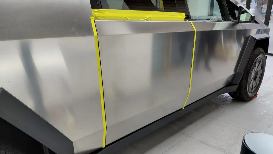 Tesla Cybertruckのカーラッピング事例：ベノムグリーン 施工写真 1-2