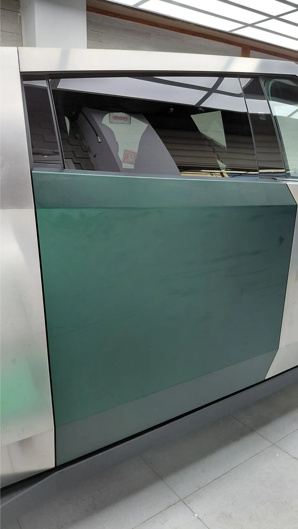 Tesla Cybertruckのカーラッピング事例：ベノムグリーン 施工写真 3-2