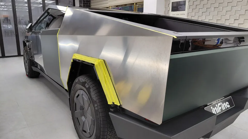 Tesla Cybertruckのカーラッピング事例：ベノムグリーン 施工写真 1-3