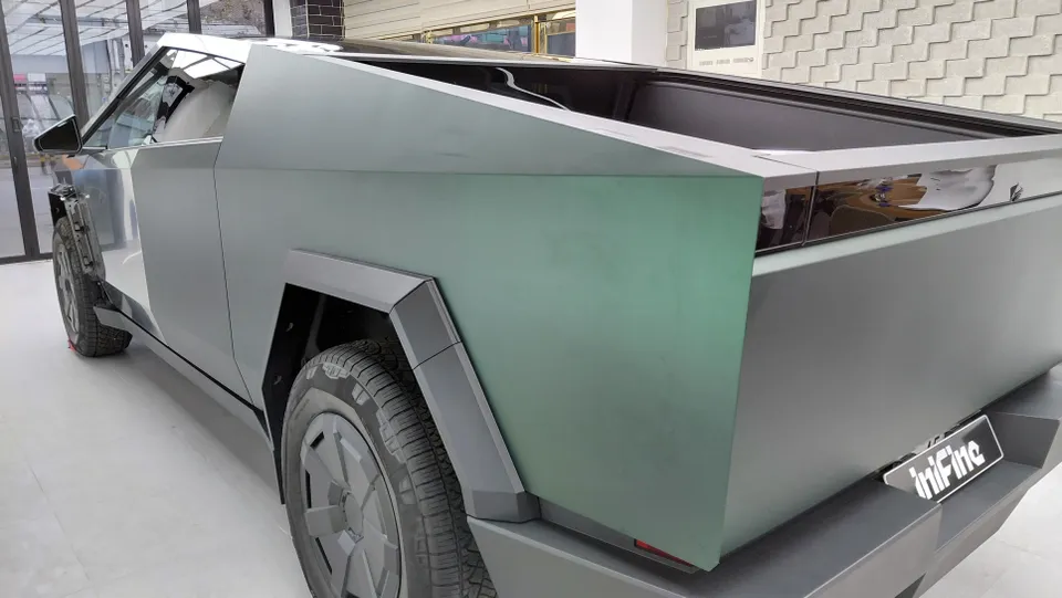Tesla Cybertruckのカーラッピング事例：ベノムグリーン 施工写真 2-3