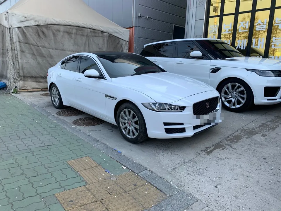 Jaguar XE vinyl wrap - Jaguar XE Vinyl Wrap Review: White Gloss Color Change photo 3