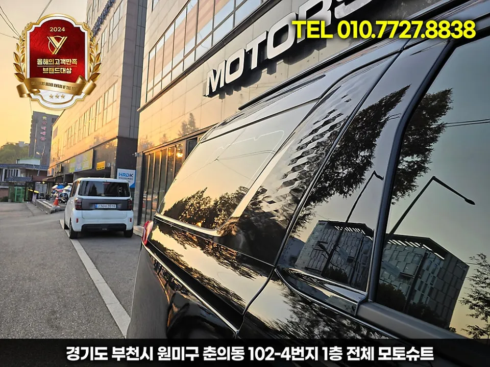 Kia Carnival KA4のカーラッピング事例|ダークポイントで印象激変 施工写真 3-2