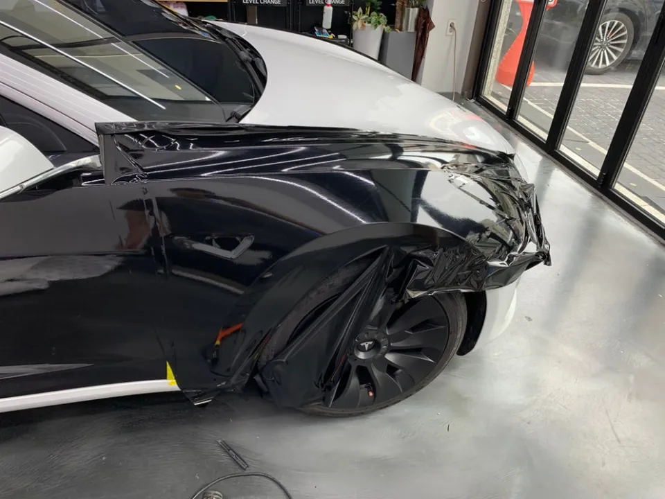 Tesla Model 3のカーラッピング事例｜3Mマットブラック 施工写真 1-3
