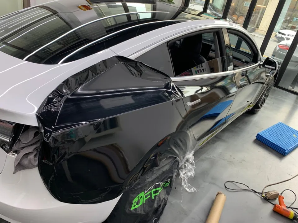 Tesla Model 3のカーラッピング事例｜3Mマットブラック 施工写真 2-3