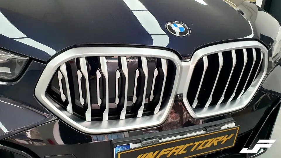 BMW X6 PPF施工事例｜ヘッドライト保護とグリルラッピング 施工写真 2-1