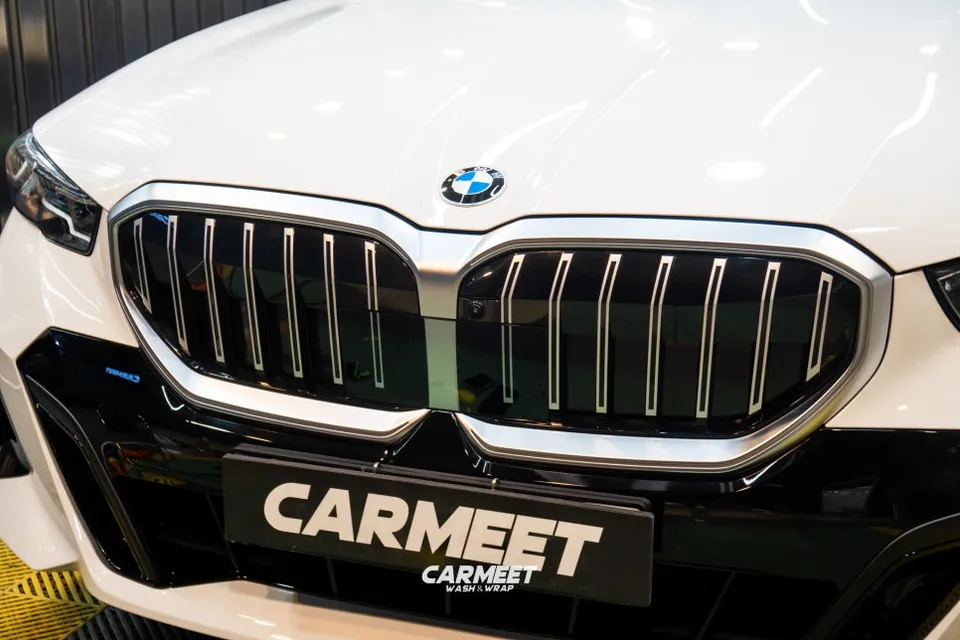 BMW 5 Series G60 キドニーグリルラッピング事例 施工写真 1-1