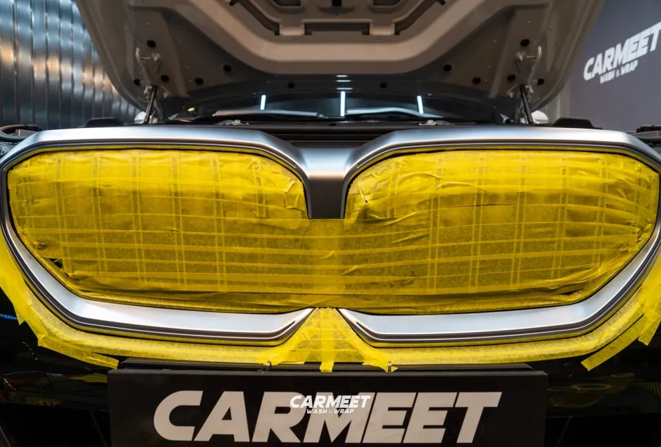 BMW 5 Series G60 キドニーグリルラッピング事例 施工写真 3-1