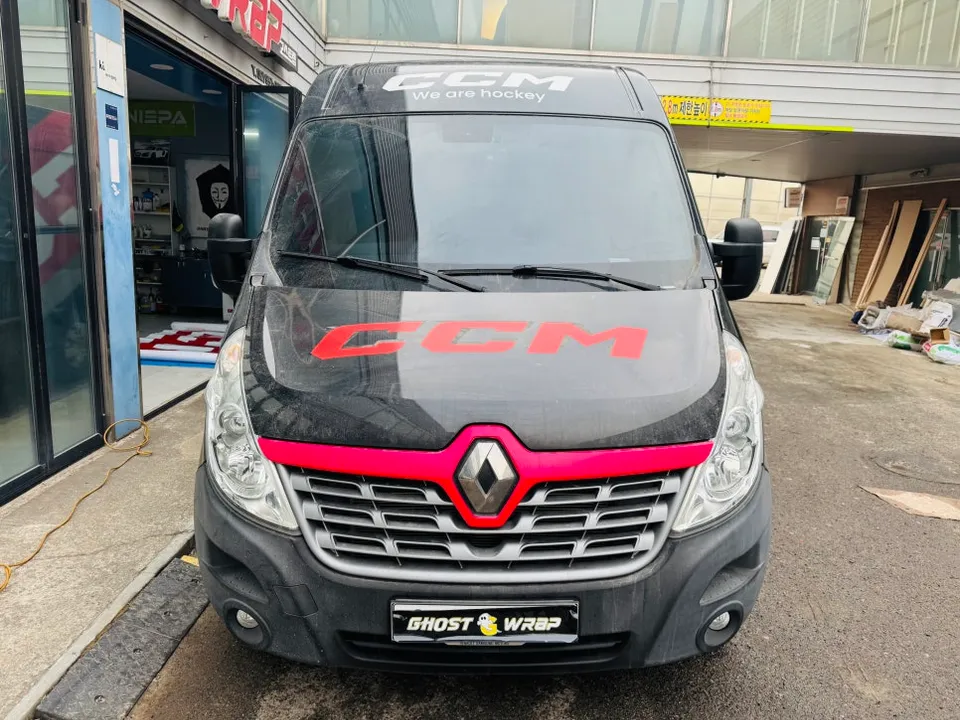 Renault Masterのカーラッピング事例:広告再施工のポイント 施工写真 1-1