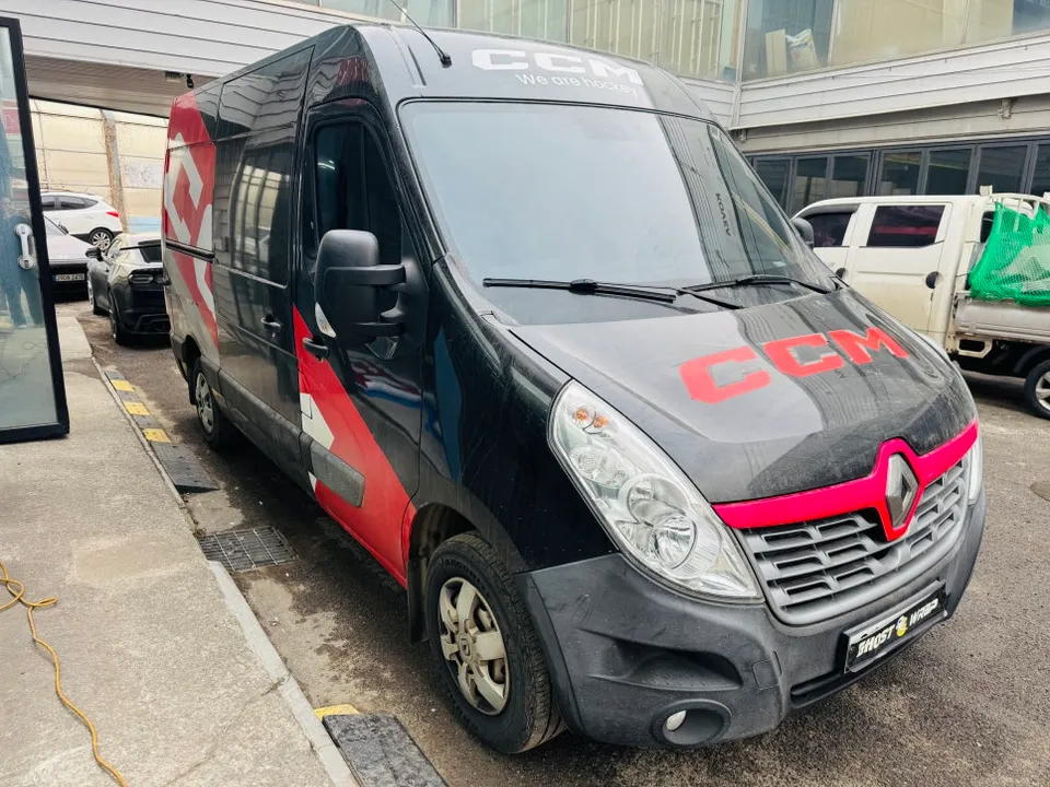 Renault Masterのカーラッピング事例:広告再施工のポイント 施工写真 1-2
