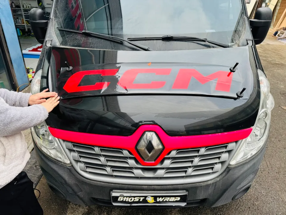 Renault Masterのカーラッピング事例:広告再施工のポイント 施工写真 3-3