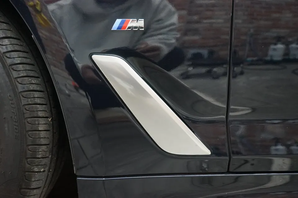 BMW 520i Vinyl Wrap Review: Chrome Delete for Sleek Look photo 2