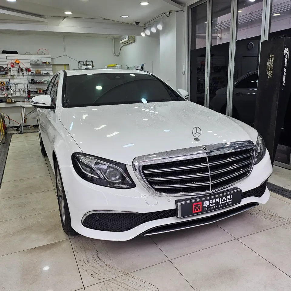 Mercedes-Benz Eクラスのカーラッピング事例|費用目安・仕上がり 施工写真 2-1