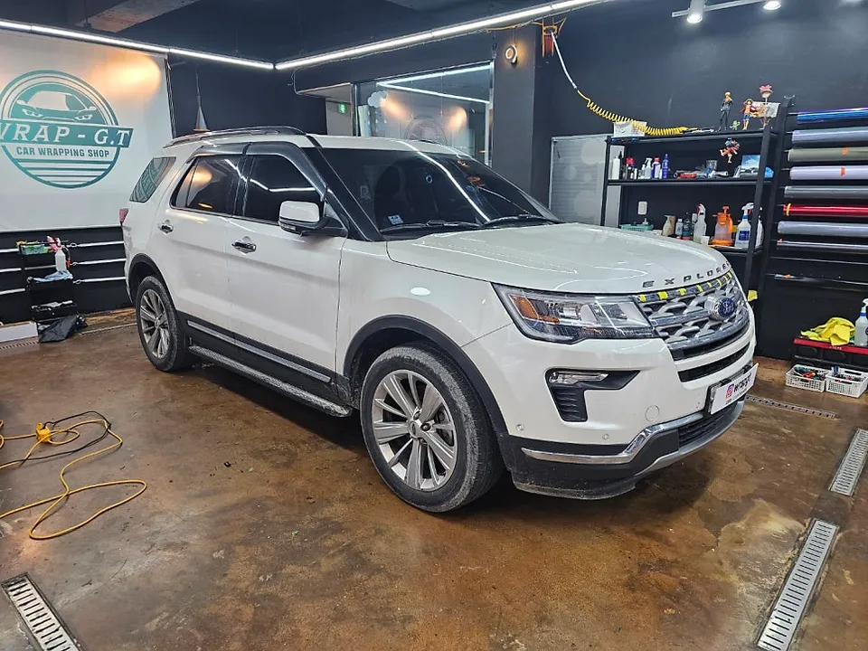 Ford Explorerのカーラッピング事例 施工写真 4-1