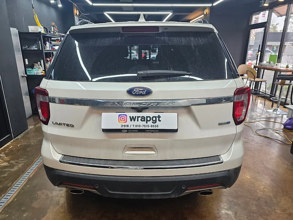 Ford Explorerのカーラッピング事例 施工写真 2-2