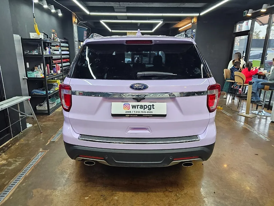Ford Explorerのカーラッピング事例 施工写真 3-2