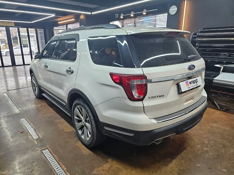 Ford Explorerのカーラッピング事例 施工写真 4-2