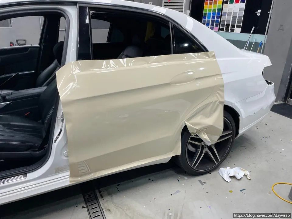 Mercedes-Benz Eクラスのカーラッピング事例|費用目安・仕上がり 施工写真 2-1