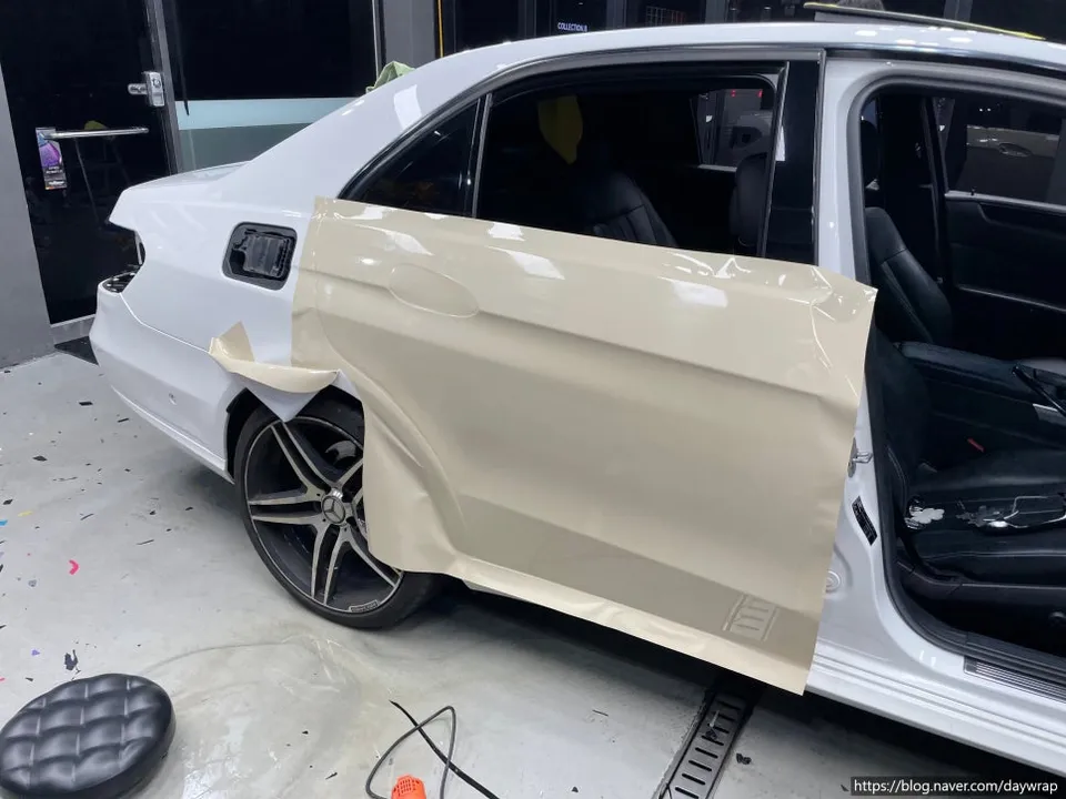 Mercedes-Benz Eクラスのカーラッピング事例|費用目安・仕上がり 施工写真 3-1