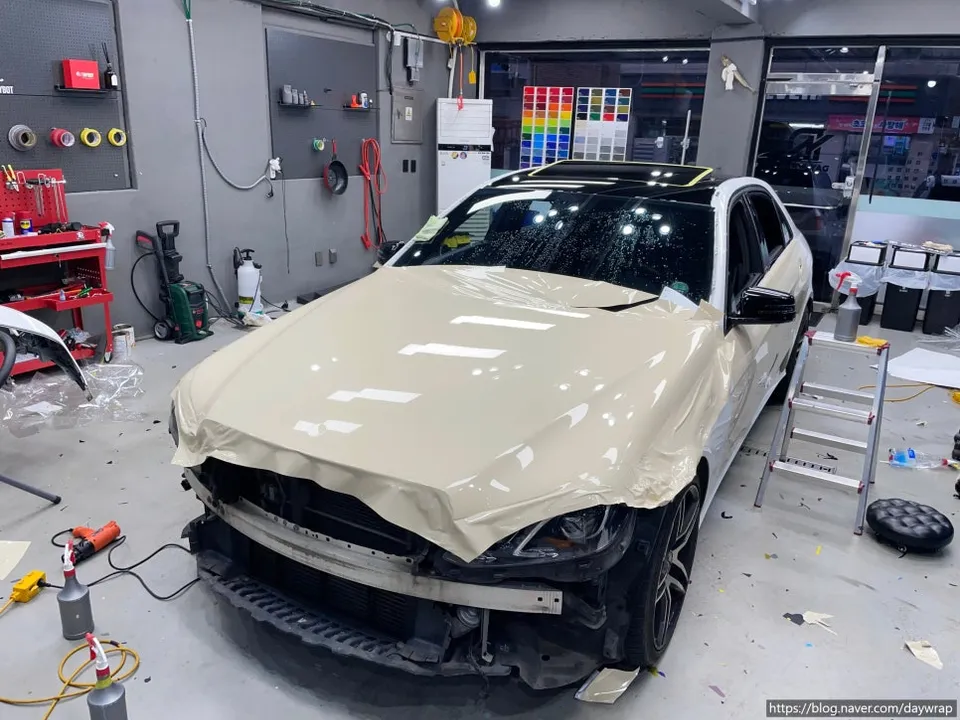 Mercedes-Benz Eクラスのカーラッピング事例|費用目安・仕上がり 施工写真 1-2