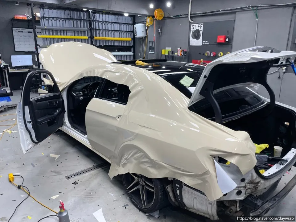 Mercedes-Benz Eクラスのカーラッピング事例|費用目安・仕上がり 施工写真 1-3
